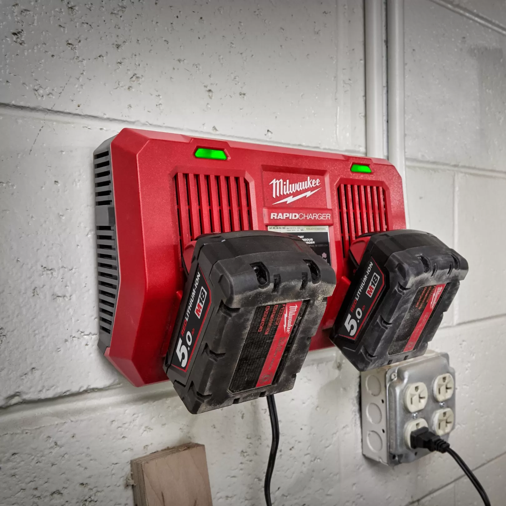 Sạc Nhanh 18V Milwaukee M18 DFC (2 Cổng)
